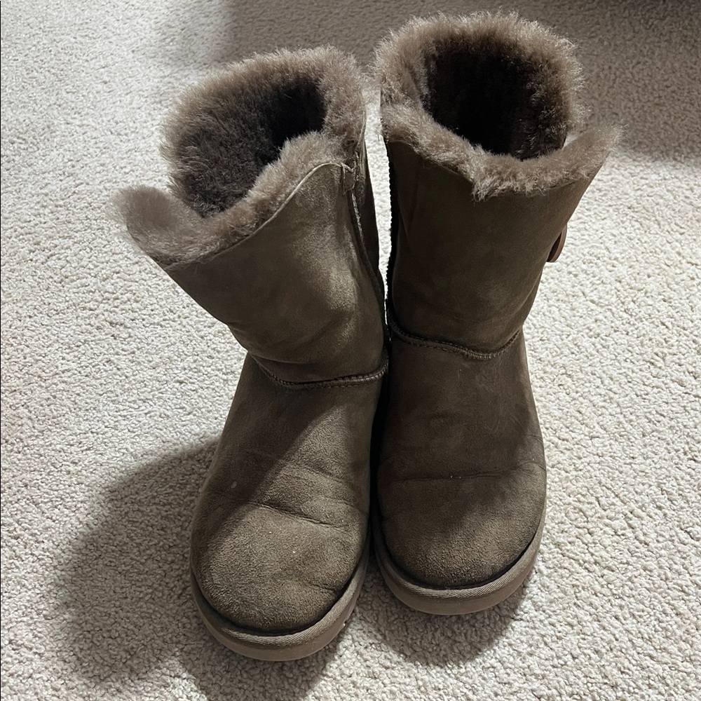 Ugg Brown Shearling Women's Boots - Picture 2 of 4